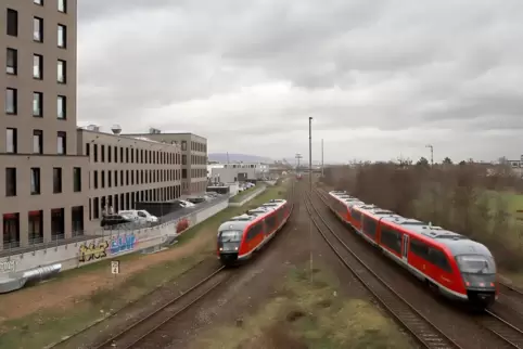 Im Süden der Stadt in Höhe des Ärztehauses Medivicus (links) gabeln sich die Bahnlinien in Richtung Pirmasens (links) und Karlsr