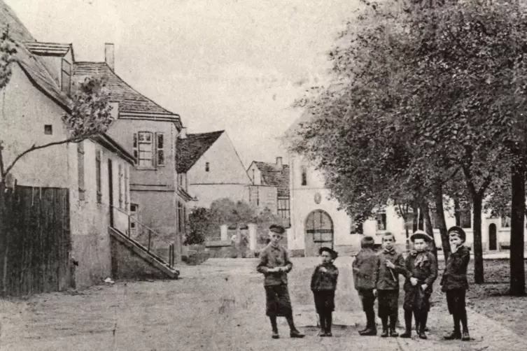 Diese Aufnahme zeigt das einstige Gasthaus zum „Pflug“ (links im Bild), das zu Beginn des 20. Jahrhunderts abgerissen wurde. Ans