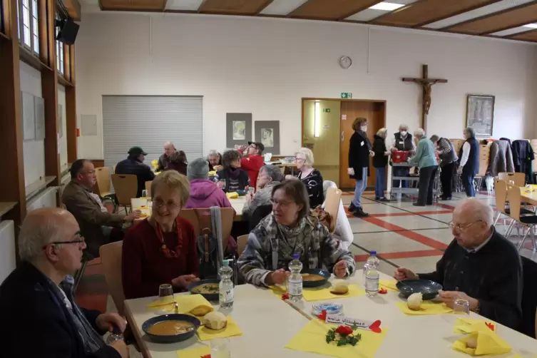 Nahrung für Geist und Seele: Bei Kartoffelsuppe unterhalten sich Gemeindereferentin Renate Kröper (links) und Mitarbeiterin Rasm