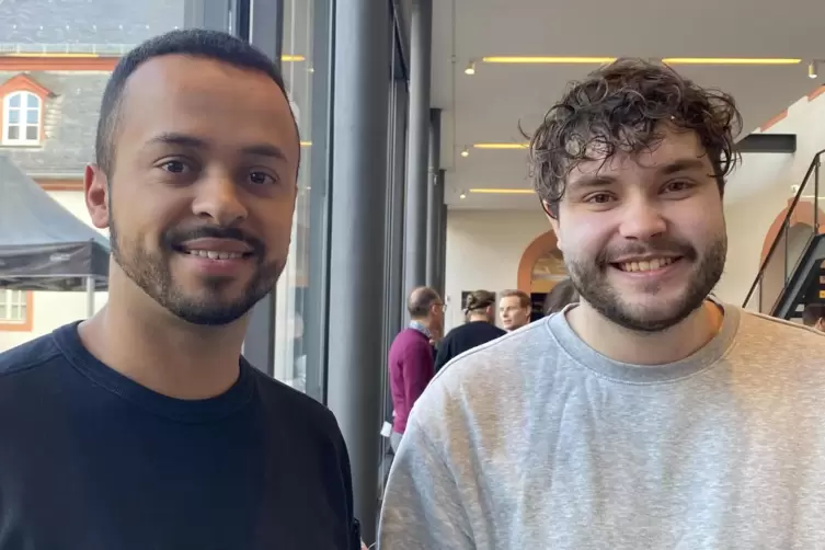 Rar: M&auml;nner im Erzieherberuf. F&uuml;r Leon Raiser, Azubi (li), und Dominik Gessner aus der Mainzer Kita &bdquo;Sandflora&ldquo; ist der Job gena