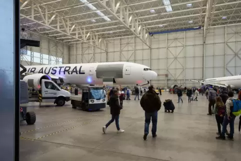 Am Wochenende nutzten Besucher den Tag der offenen Tür am Flughafen Hahn. Hinter den Kulissen spielt sich ein Verkaufspoker ab. 