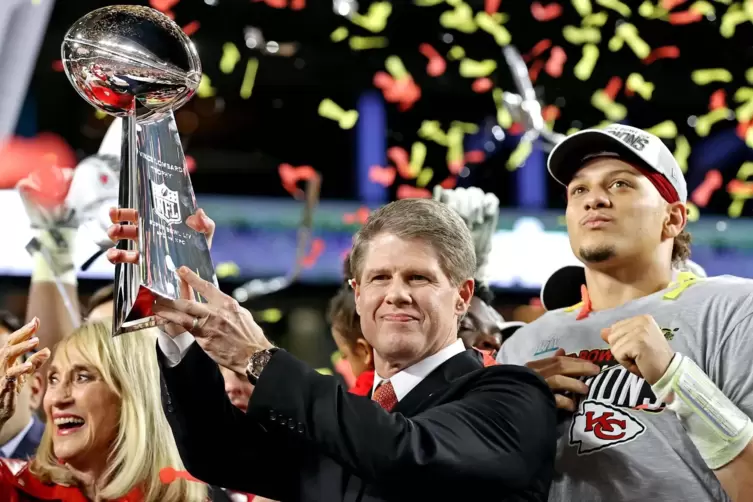 Clark Hunt und Chiefs-Quarterback Patrick Mahomes haben 2020 den Super Bowl gewonnen. Das wollen sie nun in Phoenix wiederholen.