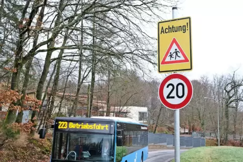 Seit 3. Februar ist die Zufahrt zu Grundschule, Kita und Sportplatz als Tempo-20-Strecke ausgewiesen. 