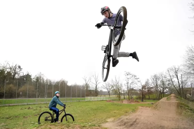 Nur Fliegen ist schöner: Mathis Becker im Sprung auf seinem Dirt Jump Bike. Kumpel Philipp Strebel teilt die Leidenschaft für de