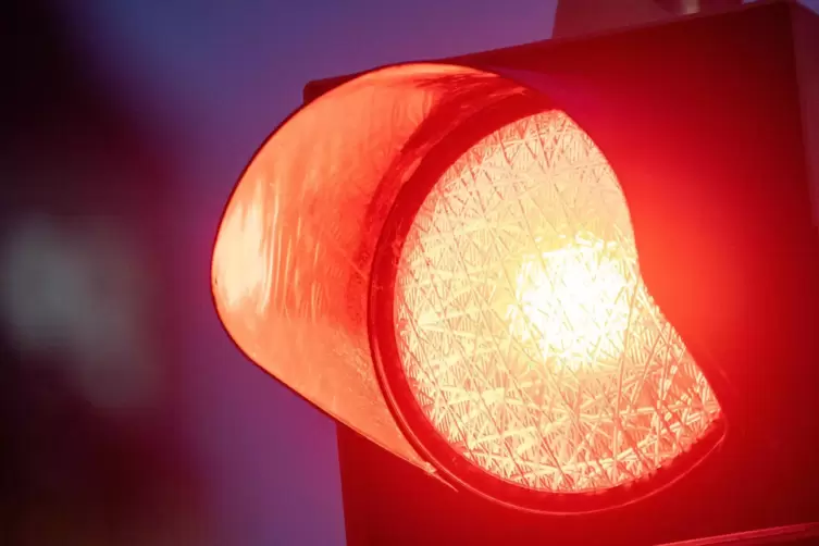Hat nicht auf die rote Ampel geachtet: Ein E-Scooter-Fahrer sorgte am Montagnachmittag für eine Kettenreaktion und 3000 Euro Sch
