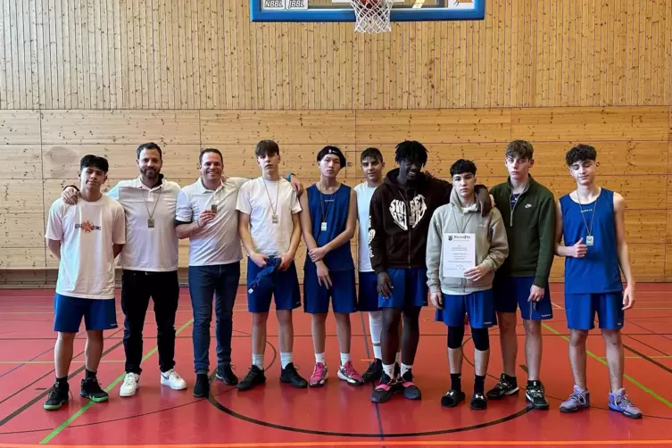 Das Basketballteam der Freidrich-Ebert-Realschule plus belegte den zweiten Platz beim Landesfinale . 