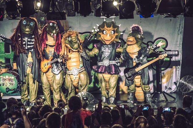 Kindermusik mal anders mit der Dino-Rockband Heavysaurus: Komppi Momppi (Schlagzeug, links), Drache Muffi Puffi, Mr. Heavysaurus