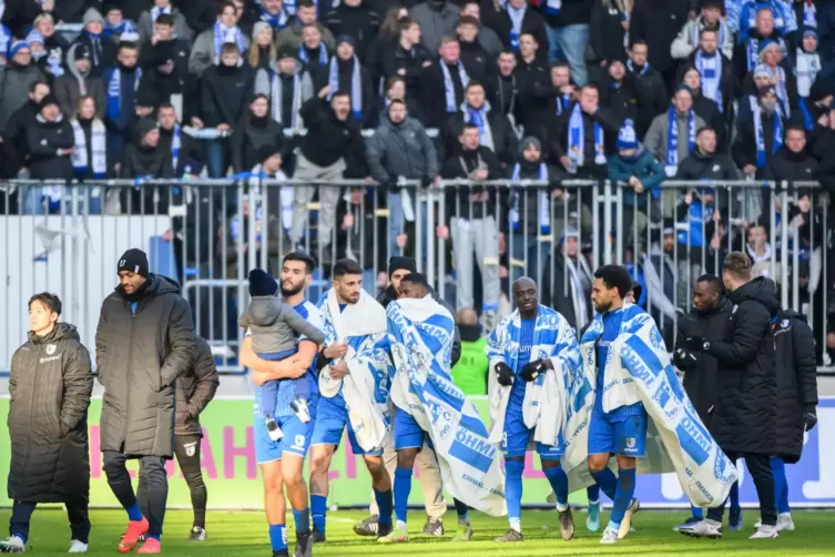 Die Mannschaft des 1. FC Magdeburg marschiert in die Kabine. 