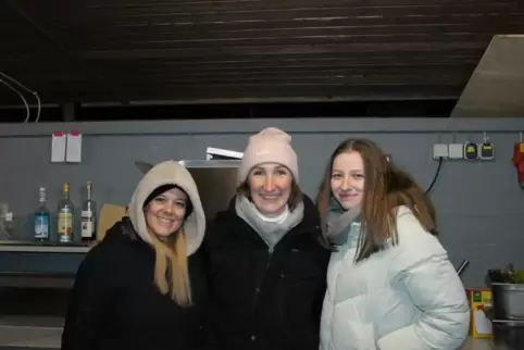Eulen-Praktikantin Katharina Schmied (rechts) mit Geschäftsführerin Lisa Heßler (links) und Julia Ost. 
