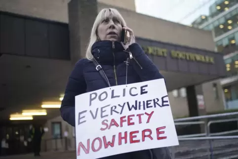 „Überall Polizei, nirgends Sicherheit“: Protest gegen Gewalt an Frauen vor dem Gerichtsgebäude in London.