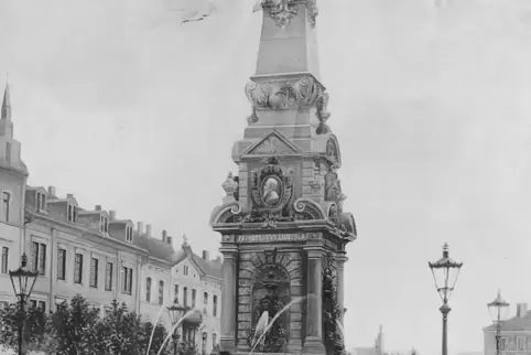 Der Monumentalbrunnen auf dem Ludwigsplatz vor der Restaurierung um 1900. 