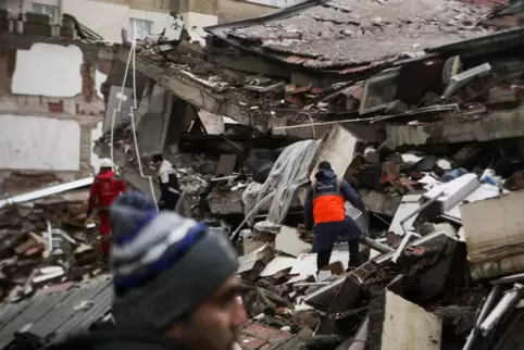Die Zerstörung im Erdbebengebiet ist riesig. Viele Menschen haben ihr Zuhause verloren und warten bei eisigen Temperaturen unter