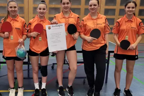 Die Mädchen der Tischtennis-Mannschaft des Zweibrücker Hofenfels-Gymnasiums gewinnen im Schuljahr 2022/23 den Landesentscheid im