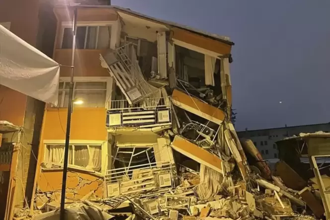 Verwüstung: Ein halb eingestürztes Haus in Mehmet Kandils Heimatort Pazarcik.