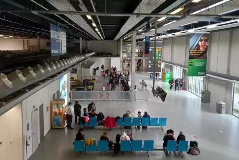 Warten im Terminal am Hahn.