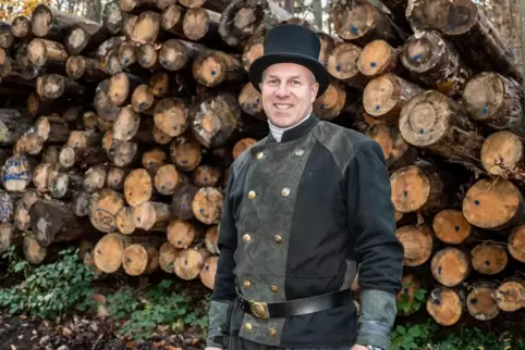 Bezirkschornsteinfegermeister Thomas Müller warnt vor dem Heizen mit frisch geschlagenem Holz.