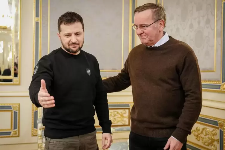 Besuch in Kiew: Boris Pistorius (rechts) wird von Wolodymyr Selenskyj im Präsidentenpalast empfangen.