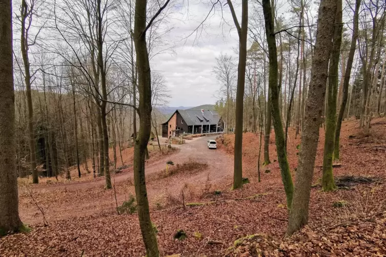 Das Wanderheim Dicke Eiche wird vom Pfälzerwaldverein Hauenstein betrieben. Wegen einem „finanziellen Dankeschön“, das die Helfe