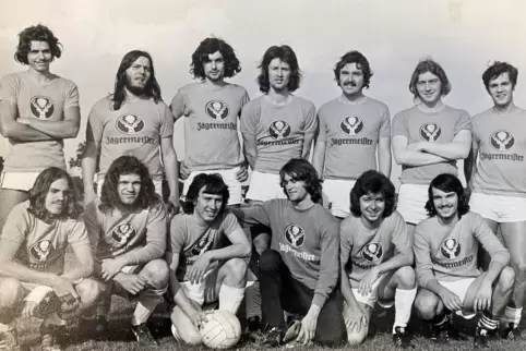 Zeitgeist der 1970er-Jahre: „Jägermeister“-Trikots und lange Haare. All Hail Bruch auf England-Tournee 1974, hier ein Pressefoto
