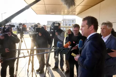 Insolvenzverwalter Jan Markus Plathner wird den Flughafen Hahn so schnell nicht los. Nach der Gläubigerversammlung stellte er si