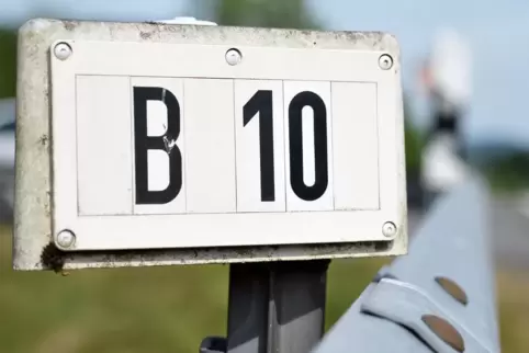 Die Polizei hat auf der B10 einen überladenen Lkw aus dem Verkehr gezogen.