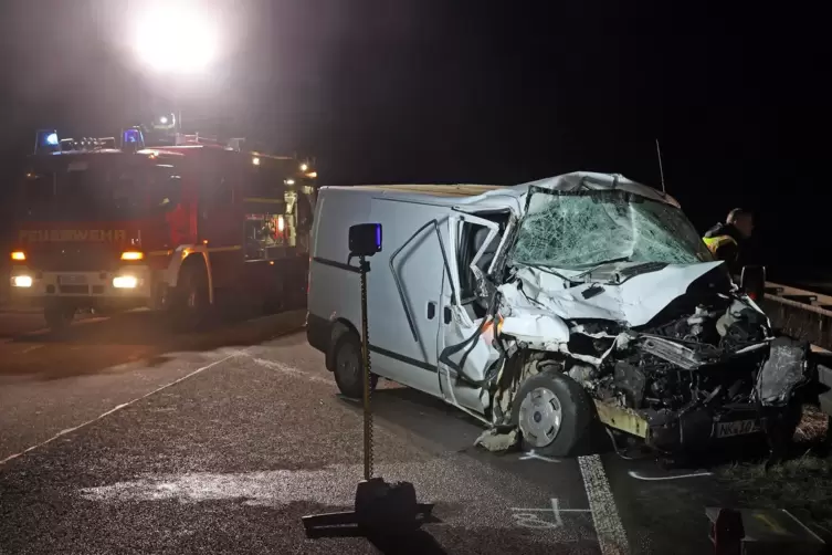 Der Transporter des 19-jährigen Fahrers ist nach dem Zusammenstoß ein Totalschaden. 
