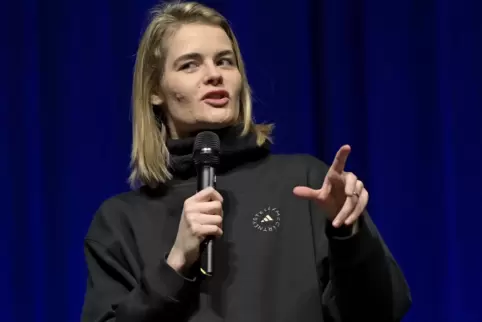 Witzig-freche Frau aus der Schweiz: Hazel Brugger.