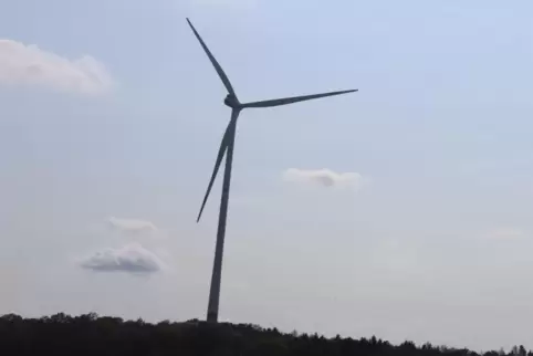 Das höchste Windrad von Rheinland-Pfalz steht im Stausteiner Wald bei Kröppen.