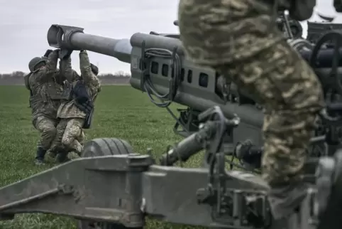 Ukrainische Soldaten bereiten eine von den USA gelieferte Haubitze für den Beschuss einer feindlichen Stellungen vor. 