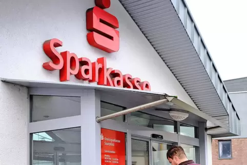 Die Sparkassen-Filiale in Jägersburg ist eine von zehn, die zum 1. März dichtgemacht werden soll. Damit befasst sich am Donnerst