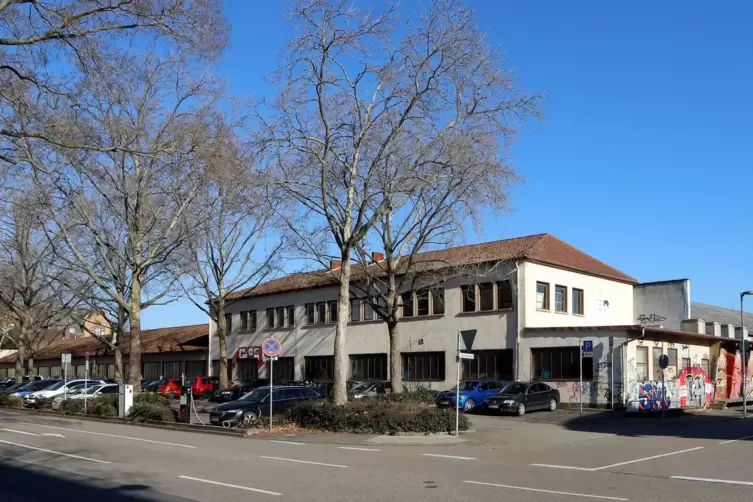 Der ehemalige Gro&szlig;markt und angrenzende Industriehallen k&ouml;nnten in absehbarer Zeit &uuml;berplant werden. 