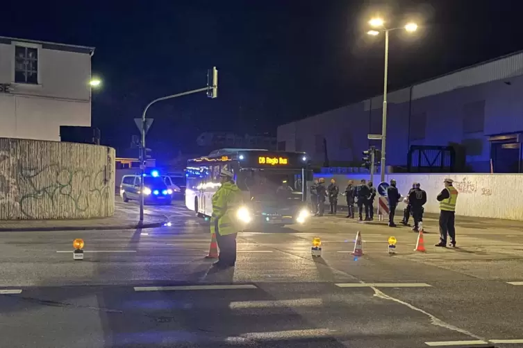 Nach dem Relegationsspiel gegen Dresden: Weit nach Mitternacht fuhren Busse noch Fans vom Stadion zu den P+R-Parkplätzen. 