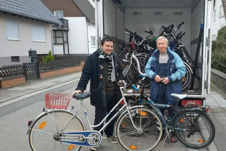 Fahrrad-Sammelaktion des Jockgrimer Obst- und Gartenbauvereins für die Tafel Wörth. Tobias Gärtner (links) übergibt die Räder an