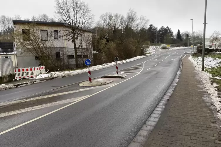 Seit rund drei Jahren ist der bisherige Durchgang zur Rockenhausener Gutenbrunnenstraße gesperrt (linker Bildrand). Der Fahrbahn