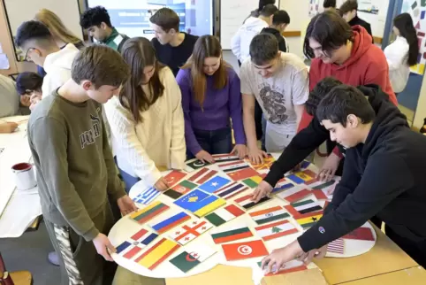 Realschüler bekleben den Ebert-Baum mit Flaggen von über 40 Ländern. 