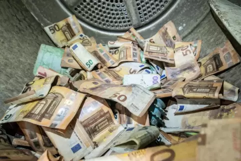 Tausende Euro im Wäschetrockner: Um der vielen nassen Scheine aus dem Ahrtal Herr zu werden, betrieb die Bundesbank in Mainz vie