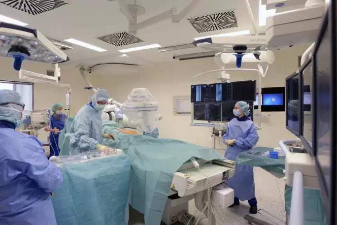 Operation im Diakonissen-Stiftungs-Krankenhaus: hohe Vorhaltekosten für Geräte. Operation im Diakonissen-Stiftungs-Krankenhaus: hohe Vorhaltekosten für Geräte.