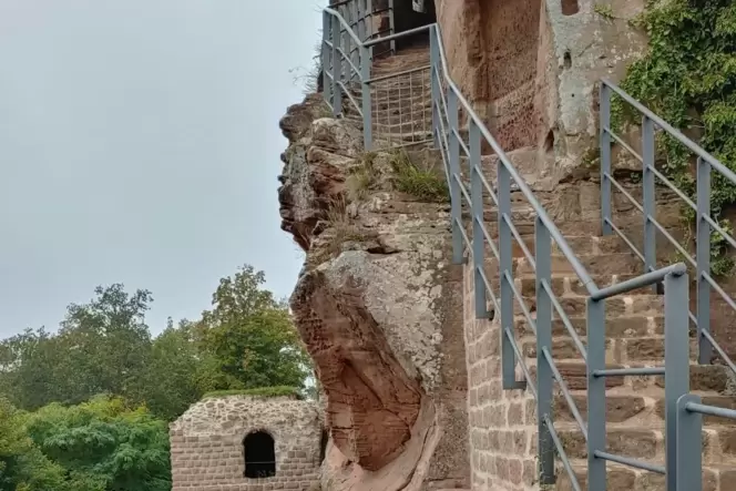 Weitere Sicherungsmaßnahmen können auf der Burgruine Drachenfels starten, sobald die Witterung es zulässt. Weitere Sicherungsmaßnahmen können auf der Burgruine Drachenfels starten, sobald die Witterung es zulässt.