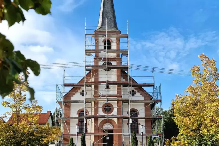  Die Burg ist nicht das einzige F&ouml;rderprojekt. Die Au&szlig;ensanierung der protestantischen Kirche in Sch&ouml;nau etwa unterst&uuml;tzt die St