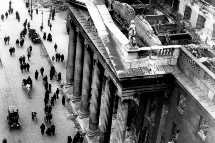 Vor dem General Post Office, dem Dubliner Hauptpostamt, proklamieren James Connolly und seine Mitstreiter 1916 die Unabh&auml;ngigkei