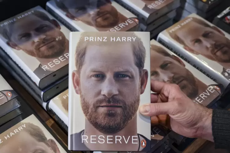 Das Cover von Prinz Harrys Memoiren: Die Ähnlichkeit mit denen Andre Agassis ist sicher nicht rein zufällig. Die erste Auflage d