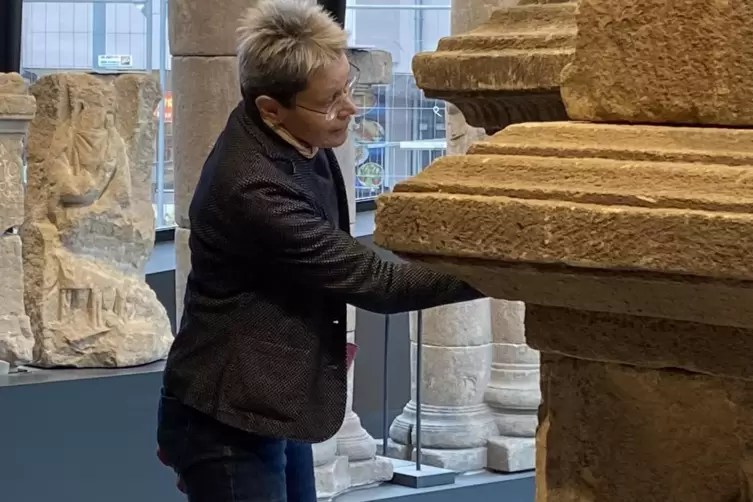 Eva Heller-Karneth , die mit ihrem Mann Rainer Karneth das Museum leitet, bei Erläuterungen an den Säulen tragenden Göttersteine