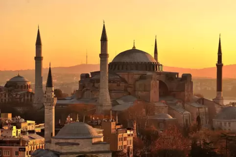 Nach Istanbul führt der Roman „Die Sprache der Sonne“. 