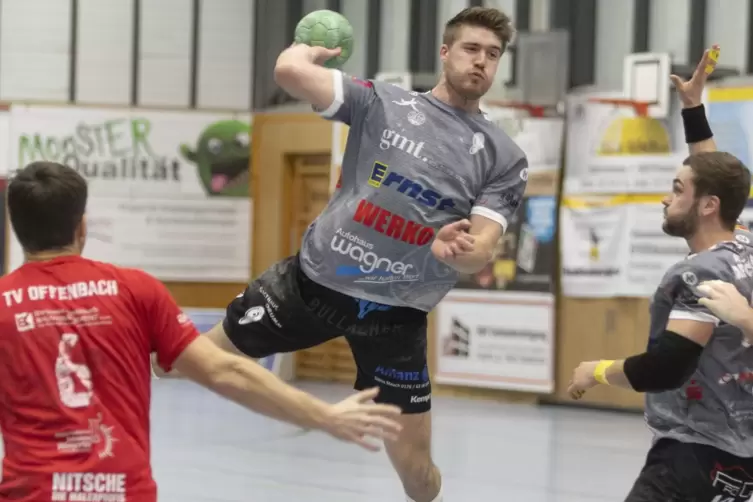 SV-Rückraumspieler Philipp Kockler (beim Wurf, rechts Tom Grieser im Spiel gegen Offenbach) will in der Torjägerliste der Oberli