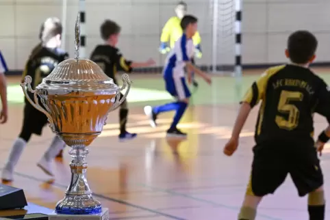 So sieht er aus, der Pokal, den es beim kreisweiten Hallenturnier zu gewinnen gibt.
