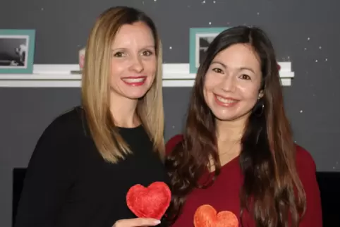 Patricia Miehlke (links) und Tamara Asel machen bei der Show Dating-Game von SAT 1 mit. 