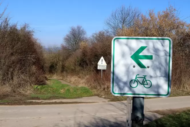 Künftig soll der Radweg durch den Hohlweg gegenüber weitergeführt werden. Künftig soll der Radweg durch den Hohlweg gegenüber weitergeführt werden.