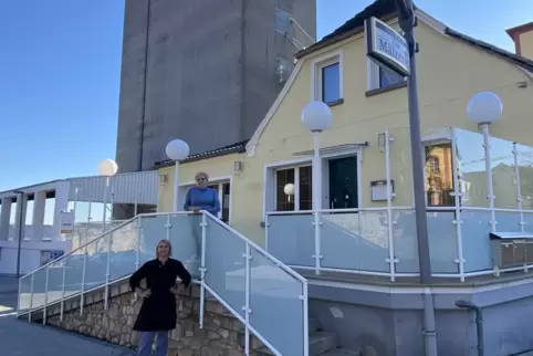 Christin (links) und Monika Bergsträsser vor der Gaststätte „Zur Mälzerei“. Christin (links) und Monika Bergsträsser vor der Gaststätte „Zur Mälzerei“.