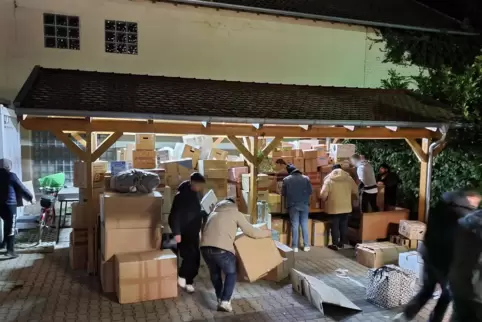 Die Hilfsgüter in Kisten und Kartons zu verpacken, war für die Freiwilligen eine riesige Aufgabe. 