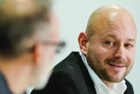 Alexander Rosen schaut zu seinem Trainer Pellegrino Matarazzo.